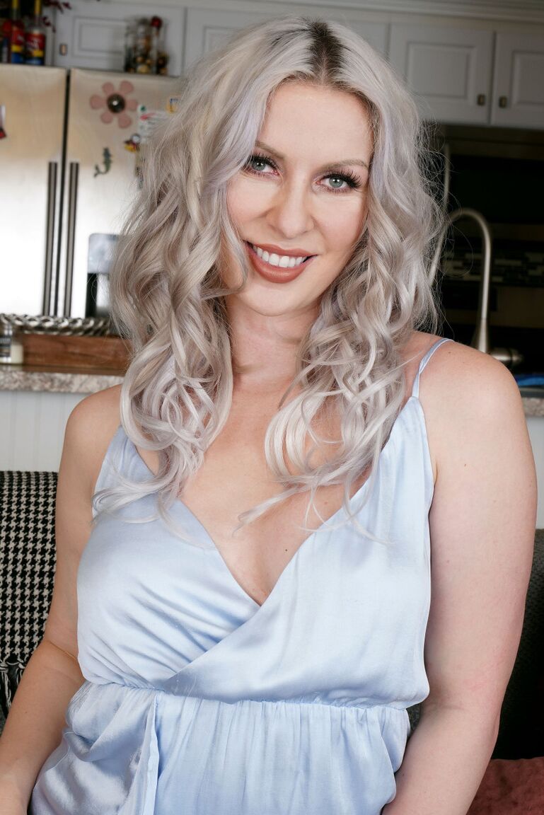 16P A loira platinada com mais de 30 anos Sydney Paige tira um vestido de cetim para ficar nua