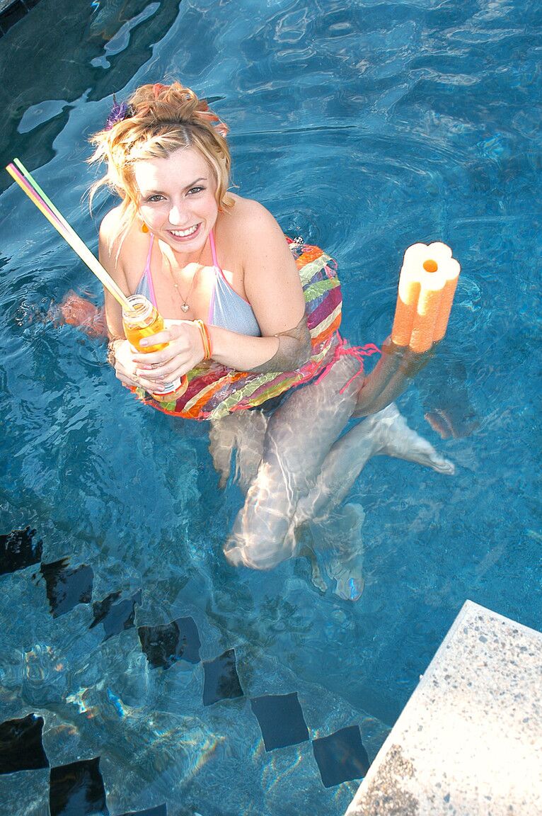 20P A adolescente Lexi Belle lambe a buceta de Kelly Madison na piscina antes de um trio selvagem
