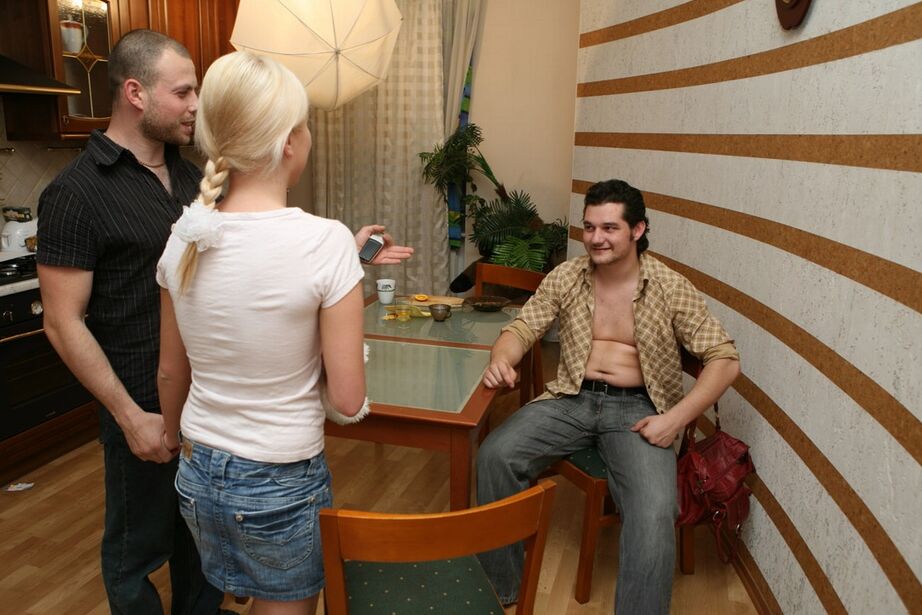 16P A jovem loira Nadya faz com que dois de seus namorados tirem sua virgindade