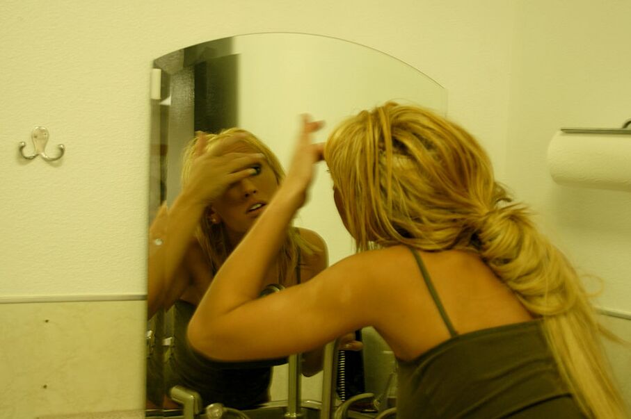 17P Curvy MILF Kelly Madison posando com sua nova namorada sexy Jordan James