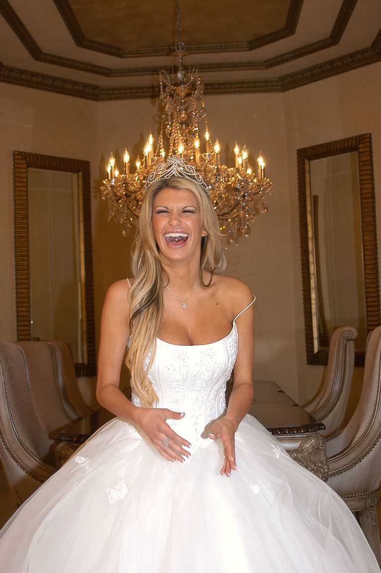 17P La impresionante rubia Kendall Brooks con un vestido de novia se desnuda y posa en un sofá