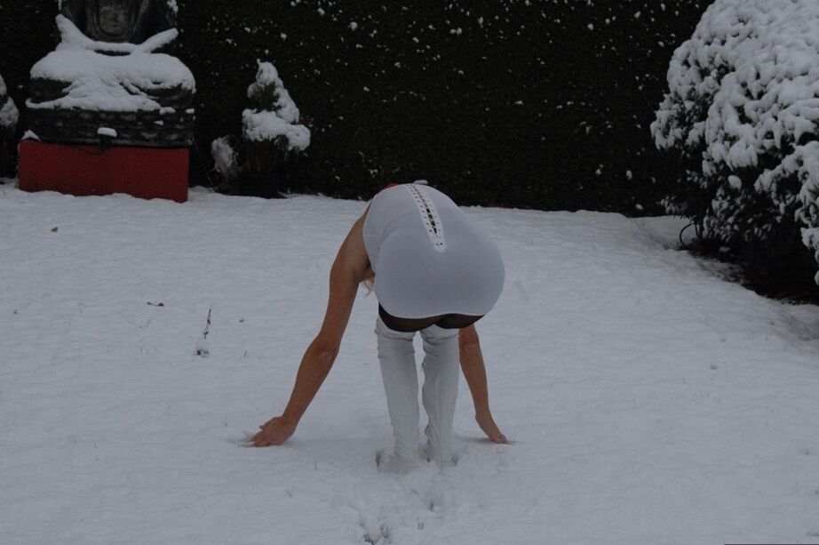 20P Old blond Kyras Nylons models white 3 piece lingerie after coming in from snow