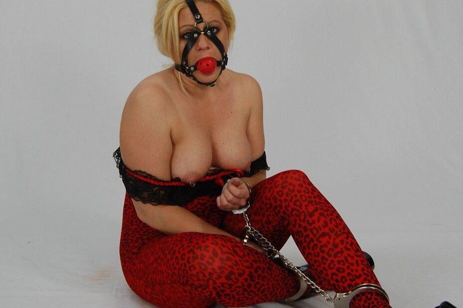 16P Dicke Blondine wird in Ketten und mit einem Ballknebel festgehalten, bis es Zeit ist, einen Schwanz zu lutschen