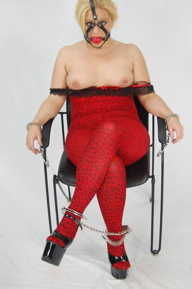 16P Dicke Blondine wird in Ketten und mit einem Ballknebel festgehalten, bis es Zeit ist, einen Schwanz zu lutschen