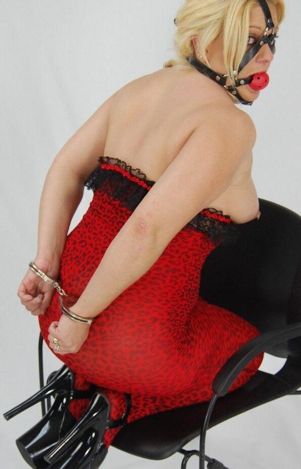 16P Dicke Blondine wird in Ketten und mit einem Ballknebel festgehalten, bis es Zeit ist, einen Schwanz zu lutschen