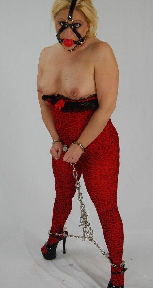 16P Dicke Blondine wird in Ketten und mit einem Ballknebel festgehalten, bis es Zeit ist, einen Schwanz zu lutschen