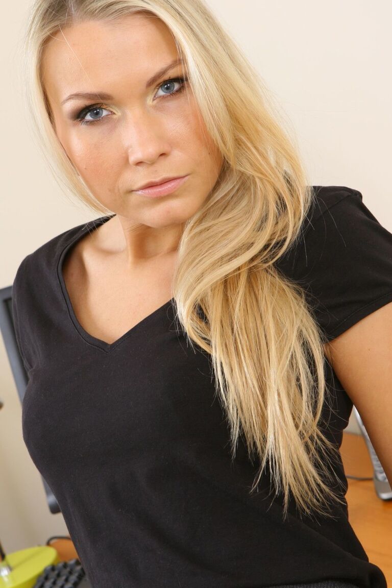 21P La impresionante estrella porno rubia Michelle M revela sus rasgos naturales en lencería de encaje