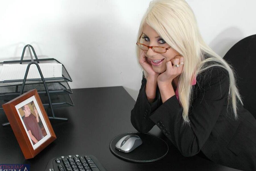 21P Secretaria madura con grandes tetas Puma Swede se lame la lengua