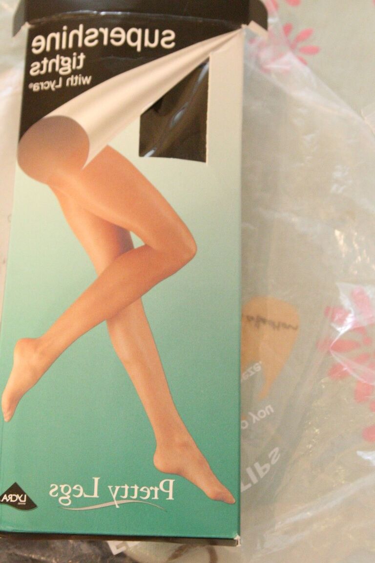 21P A atraente secretária tcheca Cikita mostra seus peitos suculentos e posa de meia-calça