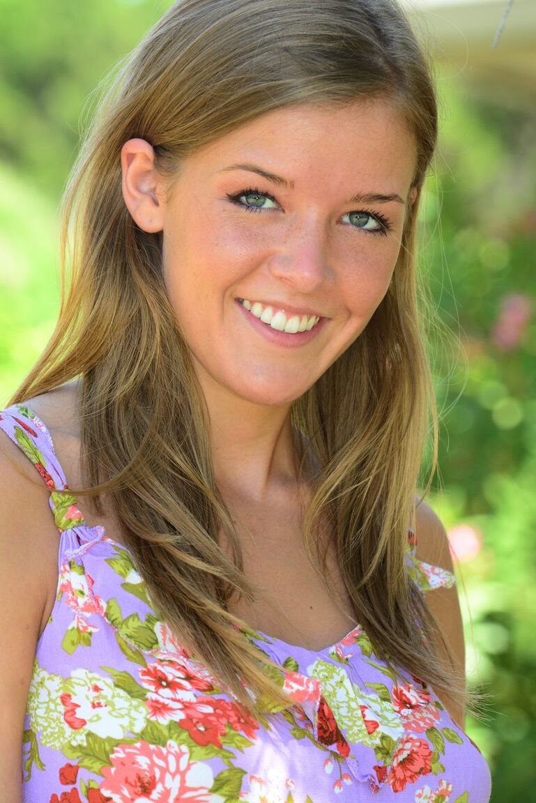 15P Die frischgesichtige Sophia Winters neckt beim Picknick und spielt mit ihrer rasierten Muschi
