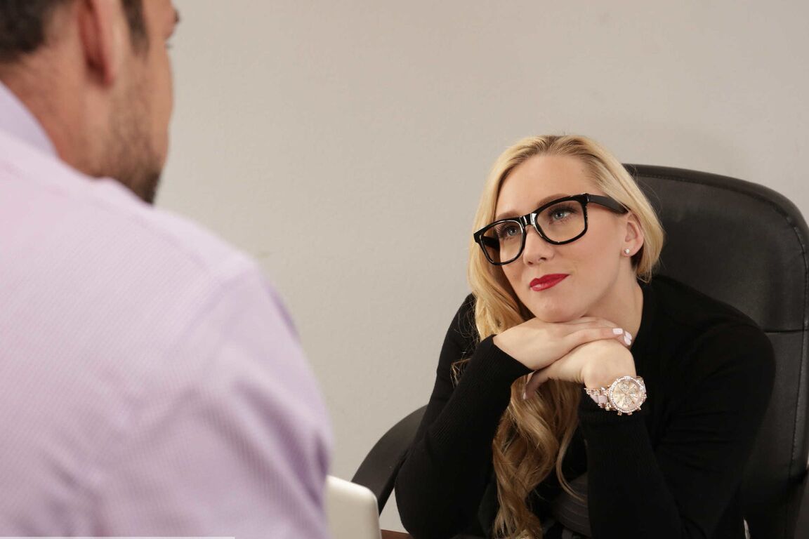 21P 熱い戦利品を持つ上司の女性 AJ Applegate がマッサージされます