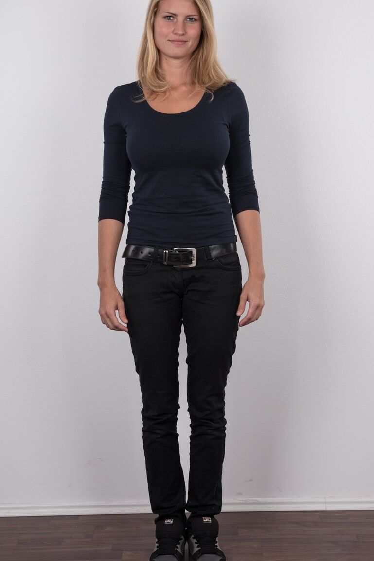20P La guapa rubia Adriana se quita los jeans para mostrar sus grandes tetas caídas