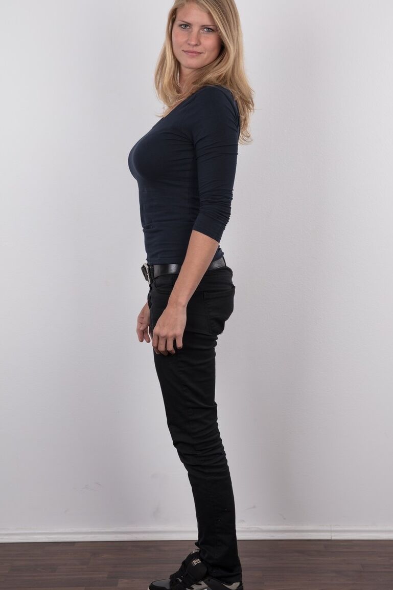 20P La guapa rubia Adriana se quita los jeans para mostrar sus grandes tetas caídas