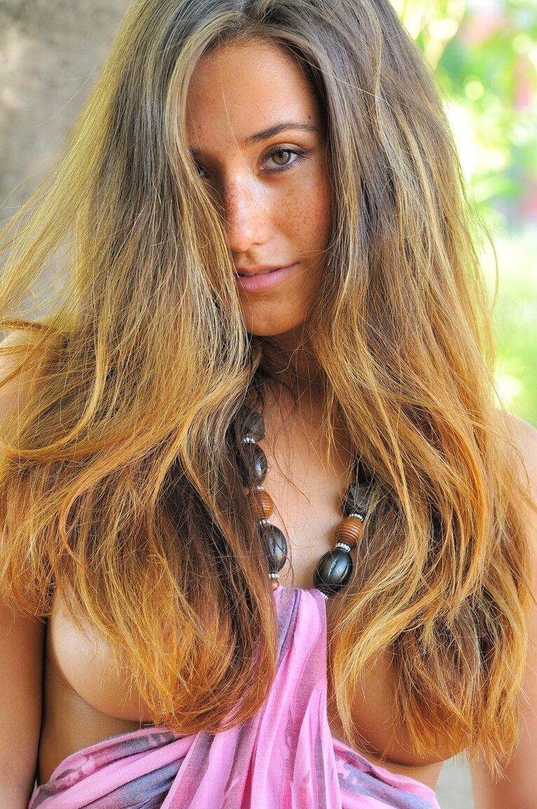 20P Natural Hottie Eva Lovia zieht ihr sexy Sommerkleid aus