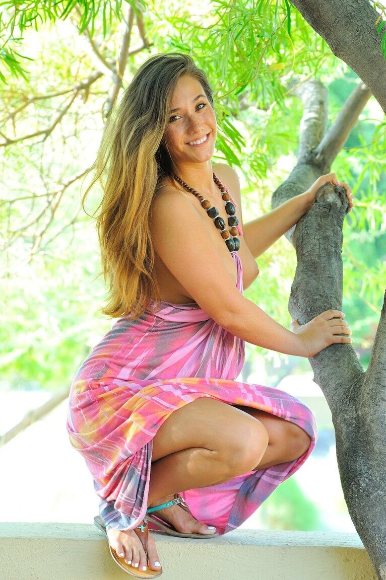 20P Natural Hottie Eva Lovia zieht ihr sexy Sommerkleid aus