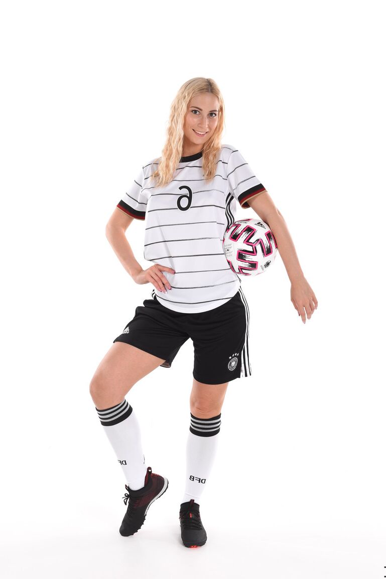 15P La rubia deportiva Sharon White juega con sus calcetines y zapatos de fútbol