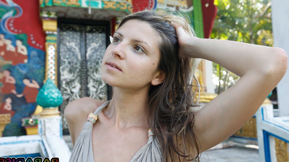 12P A menina pequena Gina Gerson mostra uma saia sem calcinha nos degraus