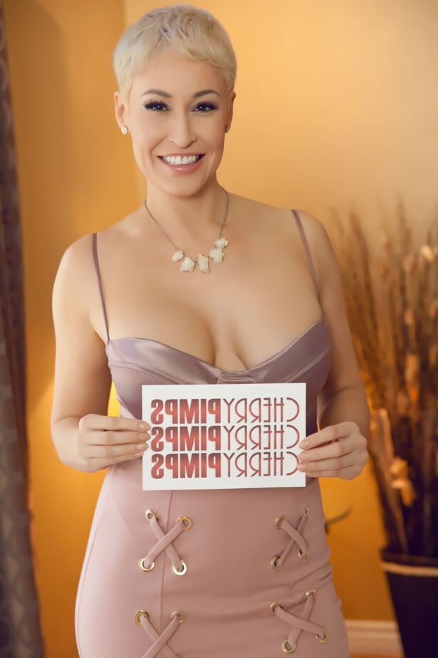 14P La rubia Alexis Adams expone sus bonitas tetas mientras su novia es solo una provocación