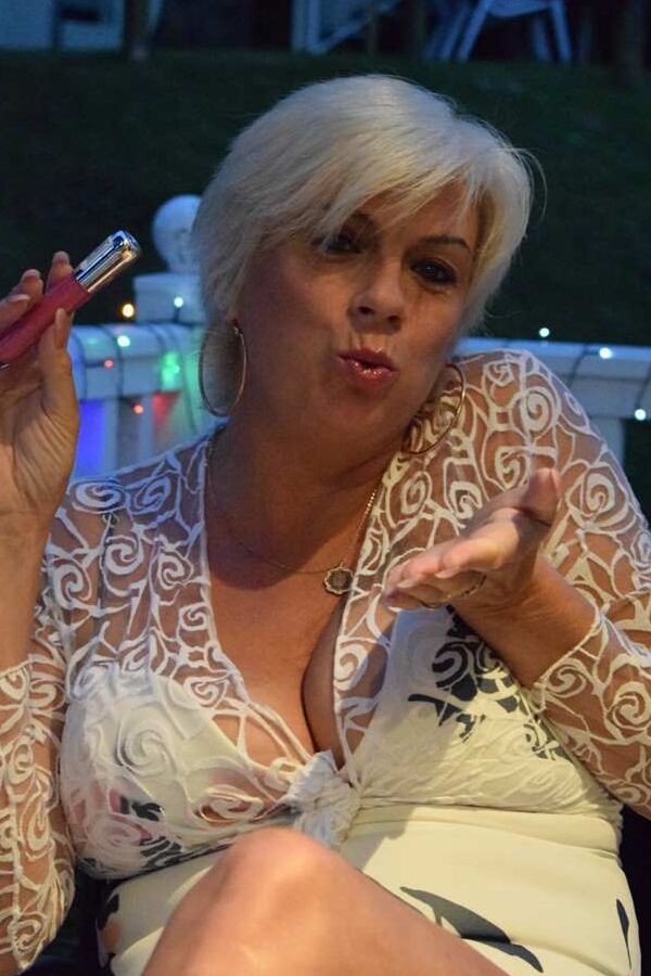 20P La amateur Dimonty lanza un beso en el patio antes de desnudarse
