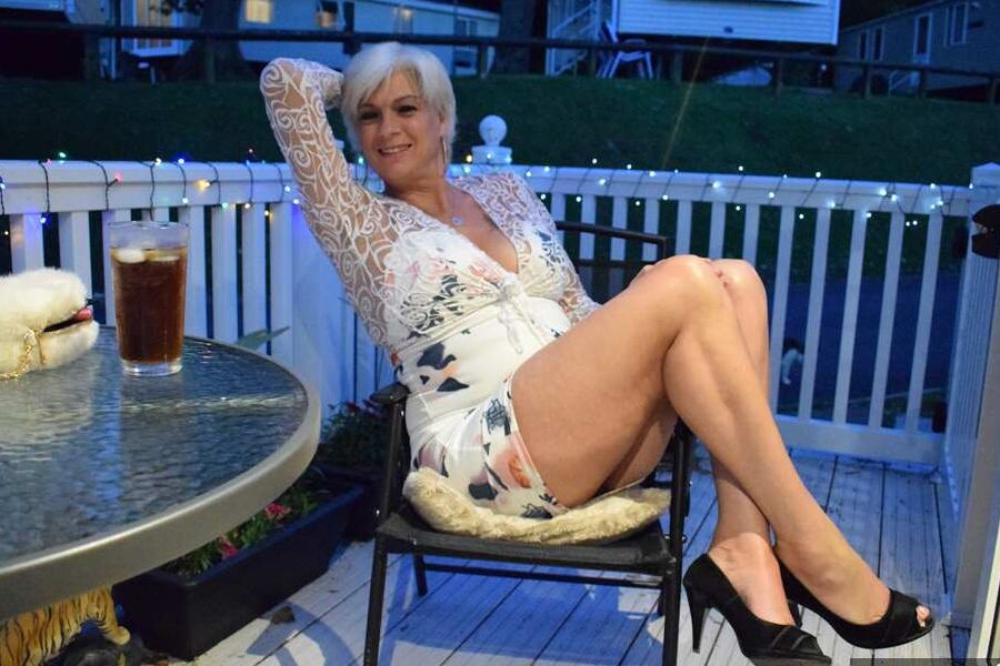 20P La amateur Dimonty lanza un beso en el patio antes de desnudarse