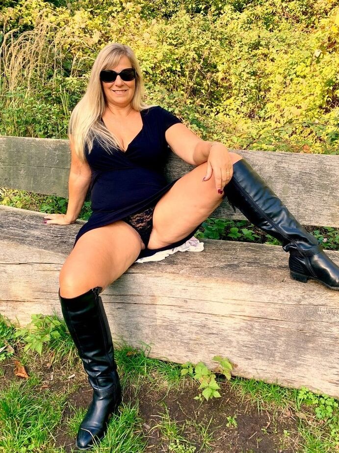 19P A loira mais velha, Sweet Susi, usa um vestido preto para expor seu sexo na natureza