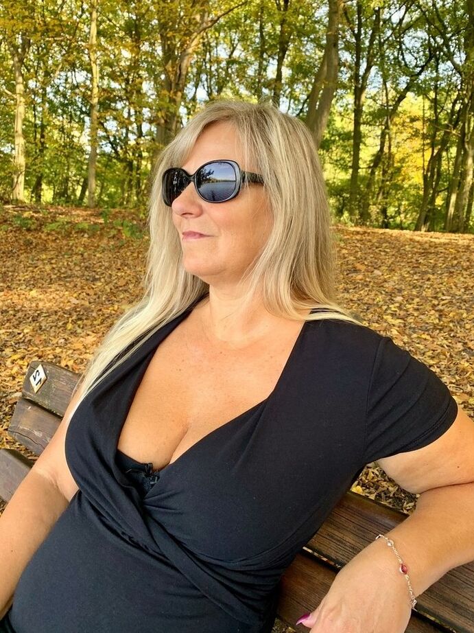 19P A loira mais velha, Sweet Susi, usa um vestido preto para expor seu sexo na natureza