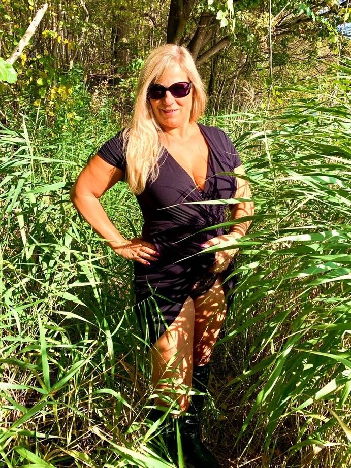 19P A loira mais velha, Sweet Susi, usa um vestido preto para expor seu sexo na natureza