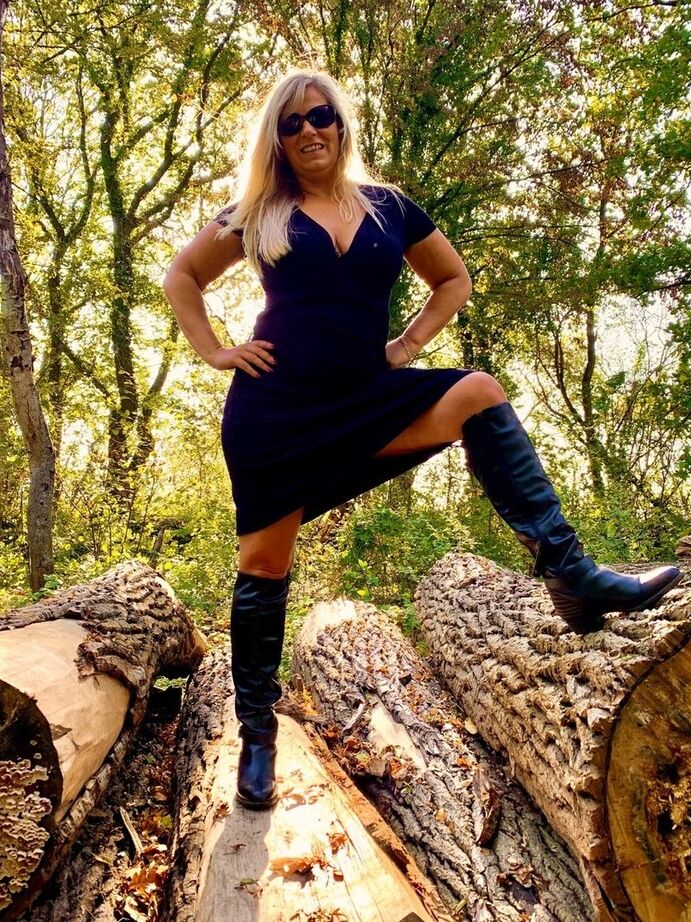 19P A loira mais velha, Sweet Susi, usa um vestido preto para expor seu sexo na natureza