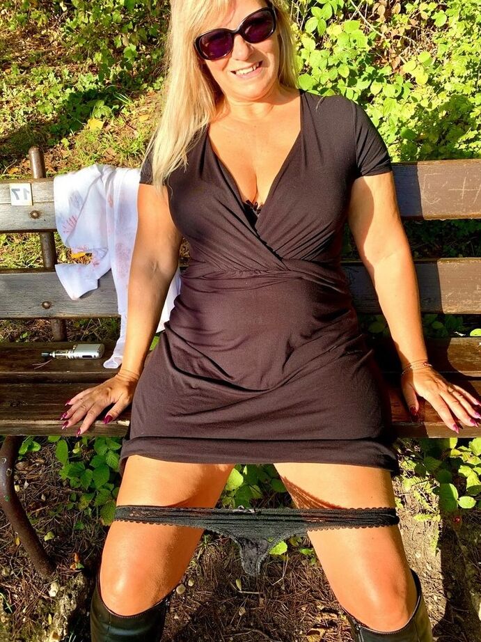 19P A loira mais velha, Sweet Susi, usa um vestido preto para expor seu sexo na natureza