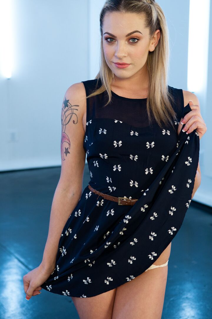21P La pequeña Dahila Sky se desnuda mientras Aiden Starr posa con su atractivo conjunto negro