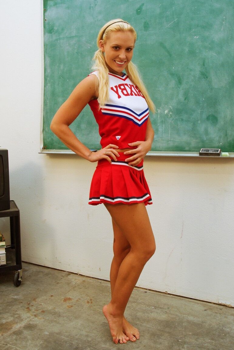 15P La blonde Jamey James exhibe sa culotte sous la jupe en uniforme de pom-pom girl.