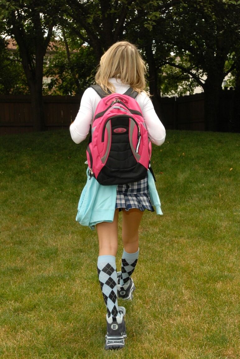 12P Colegial loira expõe os peitos e a bunda debaixo de uma árvore com meias até os joelhos e sapatos