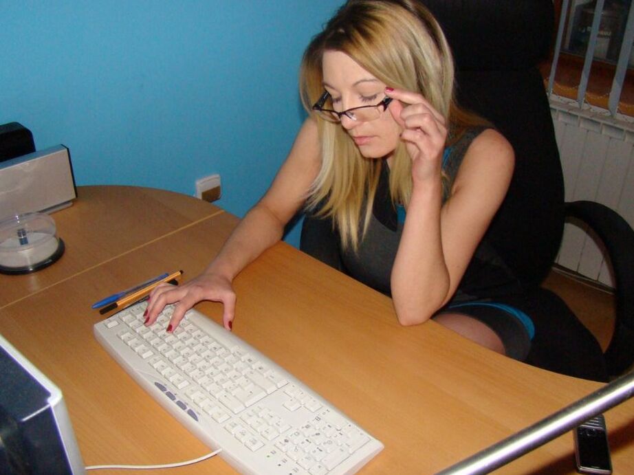 20P A secretária excitada Vanessa se masturba com um brinquedo sexual na cadeira do escritório
