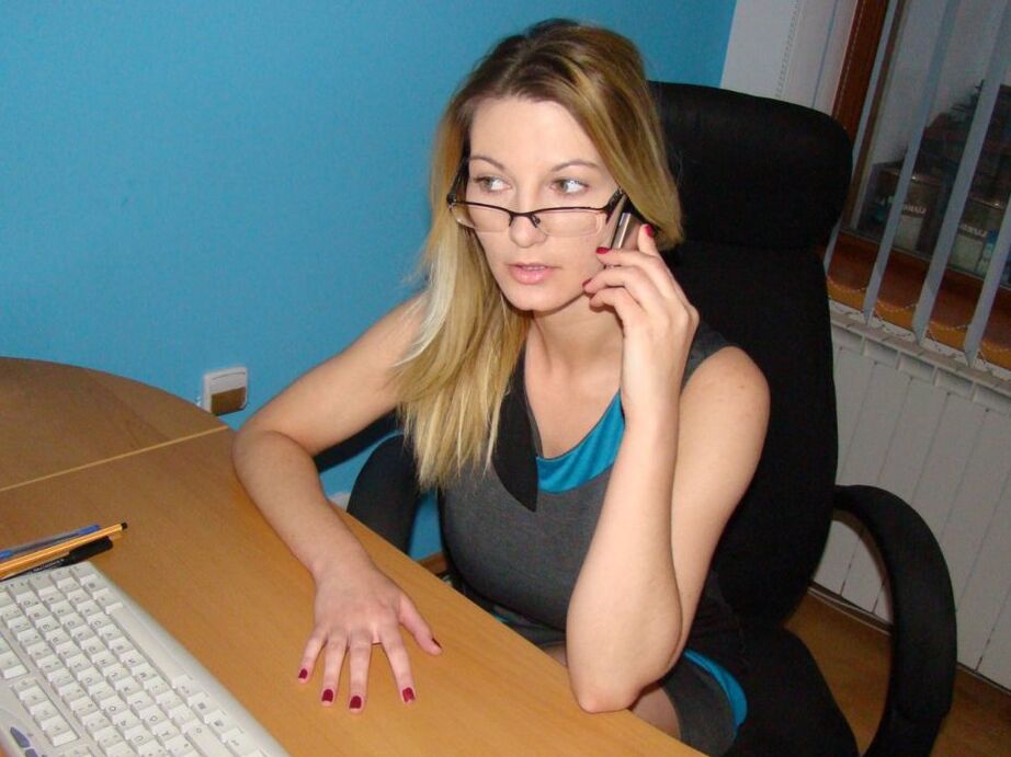 20P A secretária excitada Vanessa se masturba com um brinquedo sexual na cadeira do escritório