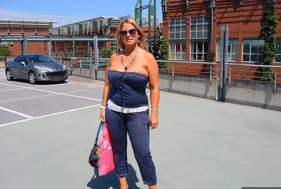 20P Chrissy rubia amateur desnuda muestra sus tetas y su culo al aire libre después de una pinta