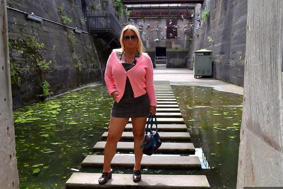 20P Chrissy rubia amateur desnuda muestra sus tetas y su culo al aire libre después de una pinta