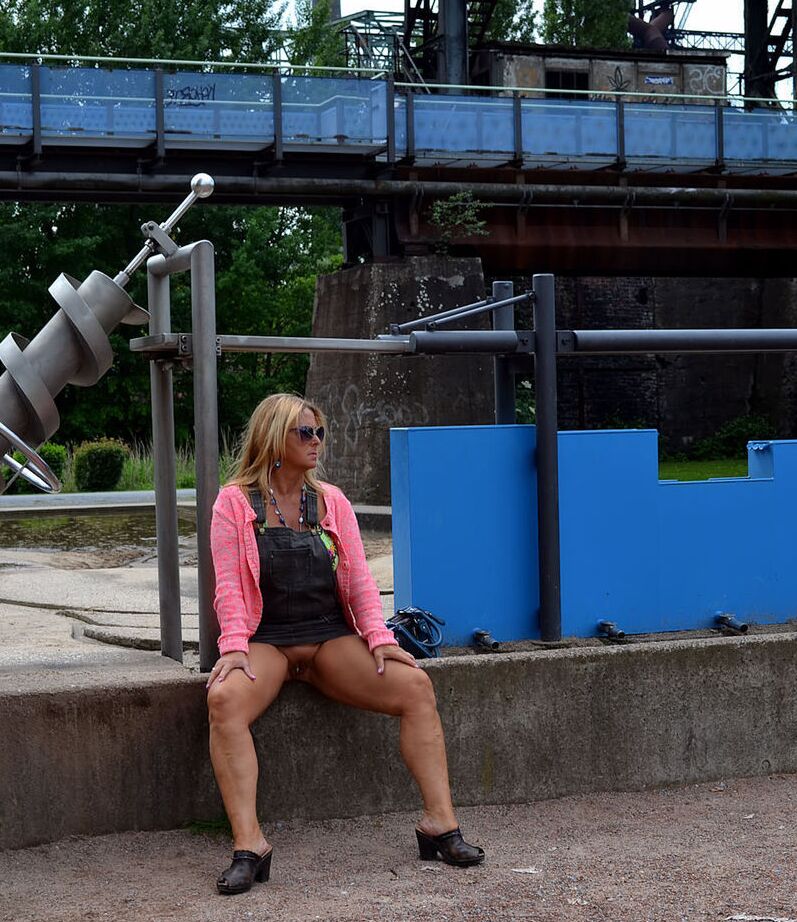 20P Chrissy rubia amateur desnuda muestra sus tetas y su culo al aire libre después de una pinta