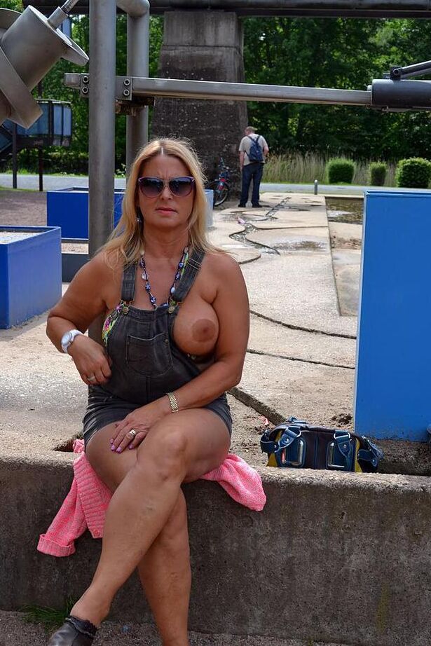 20P Chrissy rubia amateur desnuda muestra sus tetas y su culo al aire libre después de una pinta
