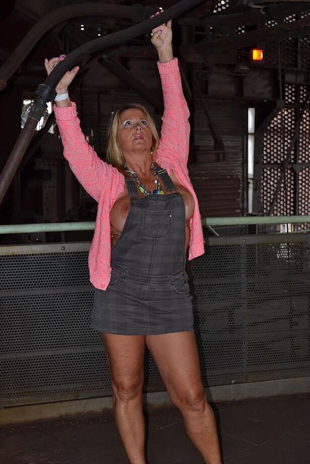 20P Chrissy rubia amateur desnuda muestra sus tetas y su culo al aire libre después de una pinta