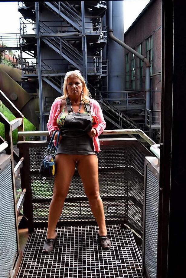 20P Chrissy rubia amateur desnuda muestra sus tetas y su culo al aire libre después de una pinta
