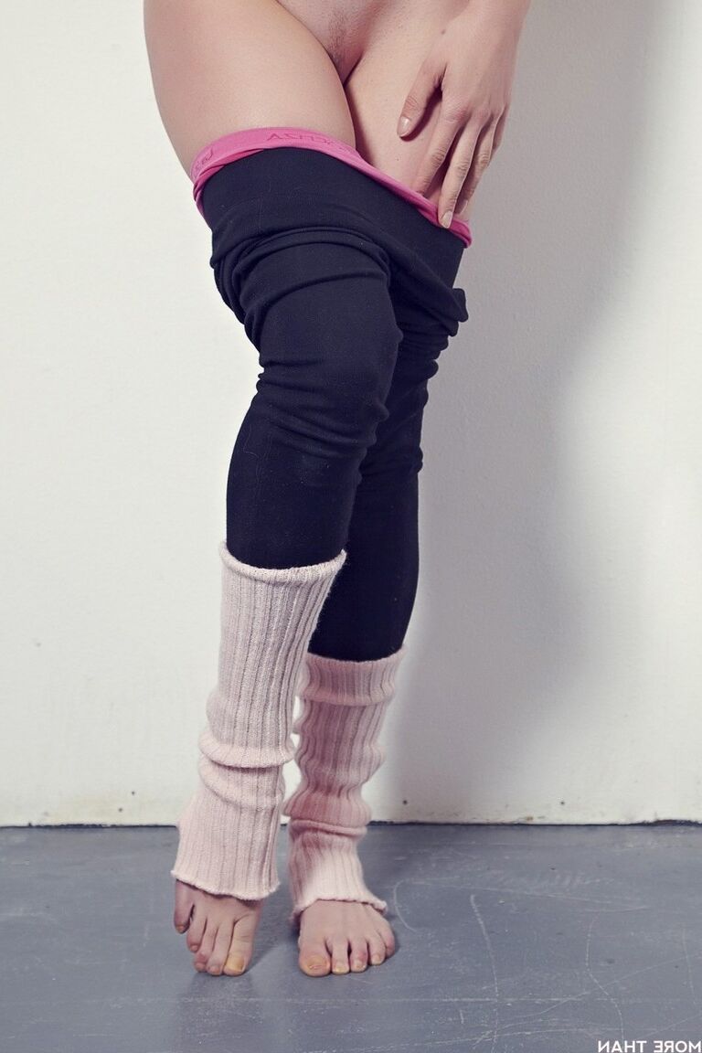 12P La chica solitaria Sam Tye descubre sus firmes tetas antes de bajarse los pantalones de spandex