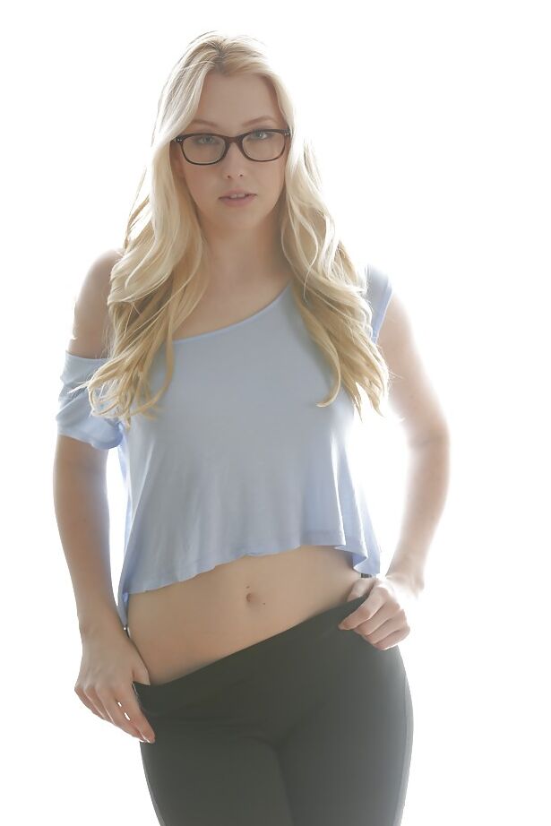 16P Samantha Rone, une jolie adolescente en chaleur, montre ses petits seins et son cul juteux.