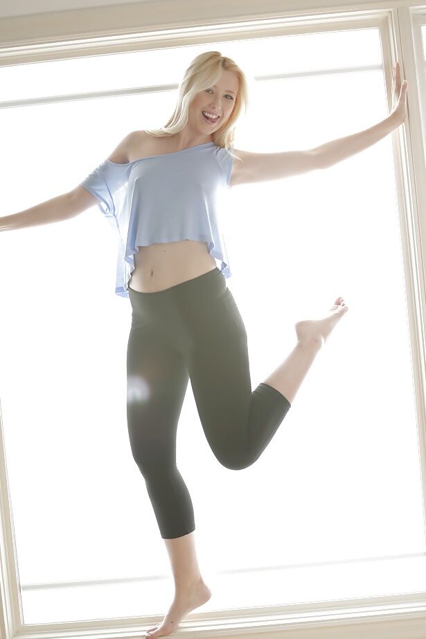 16P Samantha Rone, une jolie adolescente en chaleur, montre ses petits seins et son cul juteux.