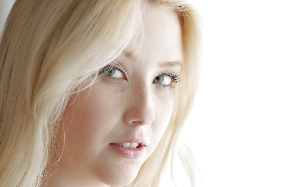 16P Samantha Rone, une jolie adolescente en chaleur, montre ses petits seins et son cul juteux.