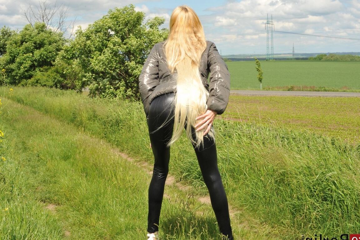 16P Garota solo com cabelo muito comprido mostra sua vulva em algumas roupas ao ar livre