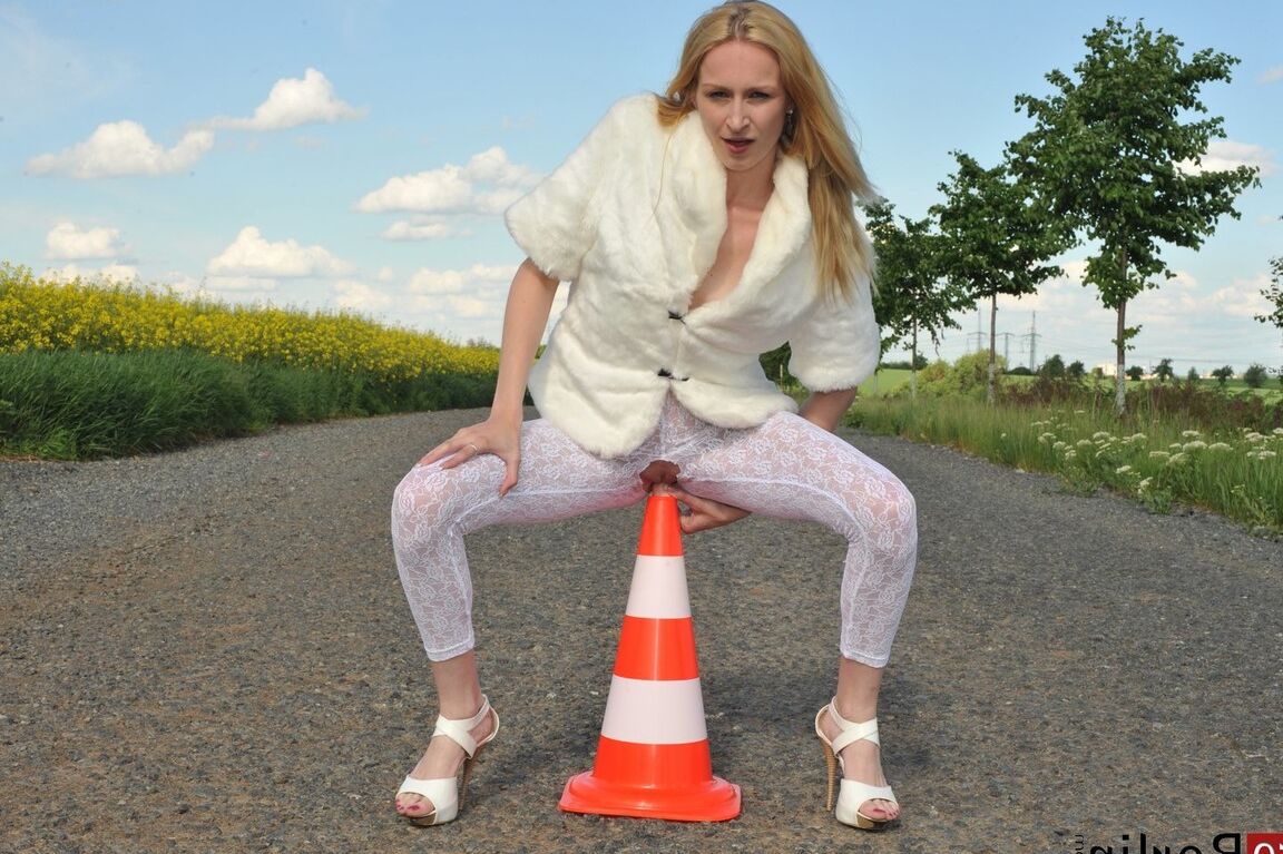 16P Garota solo com cabelo muito comprido mostra sua vulva em algumas roupas ao ar livre