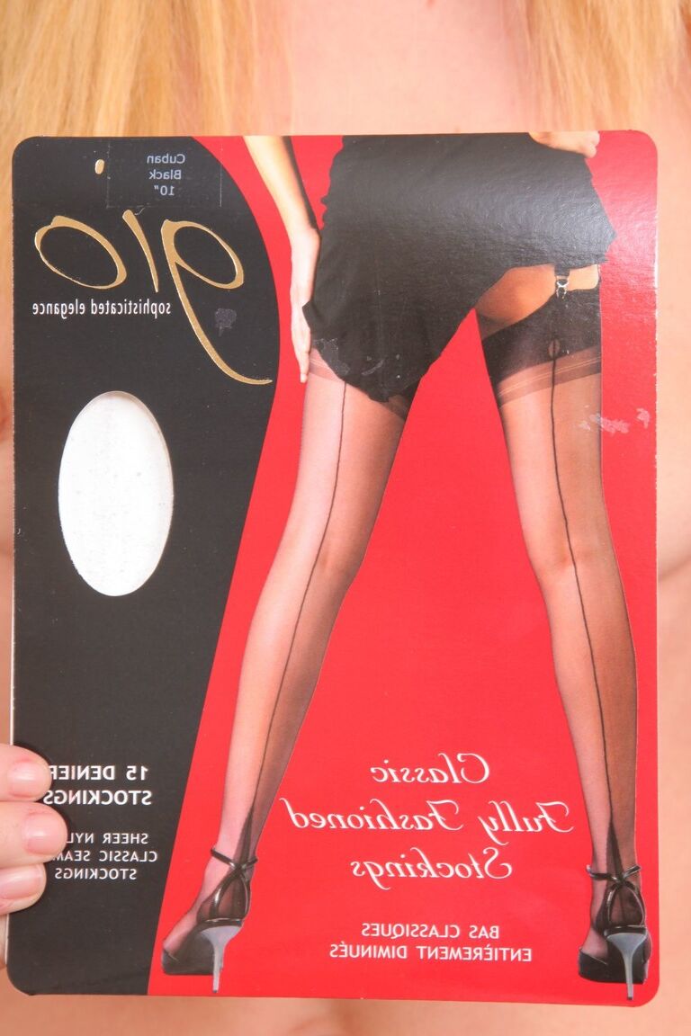 21P La blonde coquine Joceline expose ses petits seins et ses tétons au bureau
