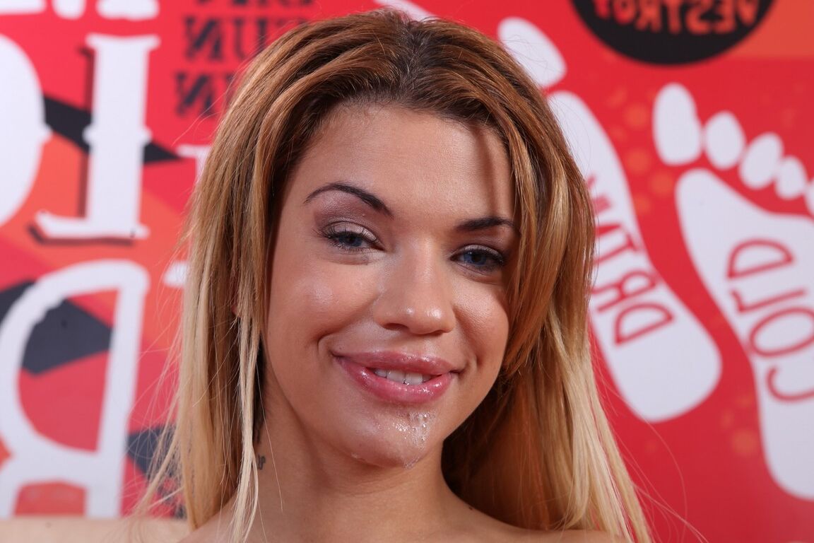 21P Bibi, blonde plantureuse, gobe la bite