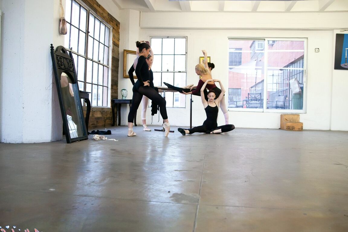 21P Aaliyah Love, professeur de danse blonde, profite d'un plan à trois lesbien avec fétichisme des pieds.