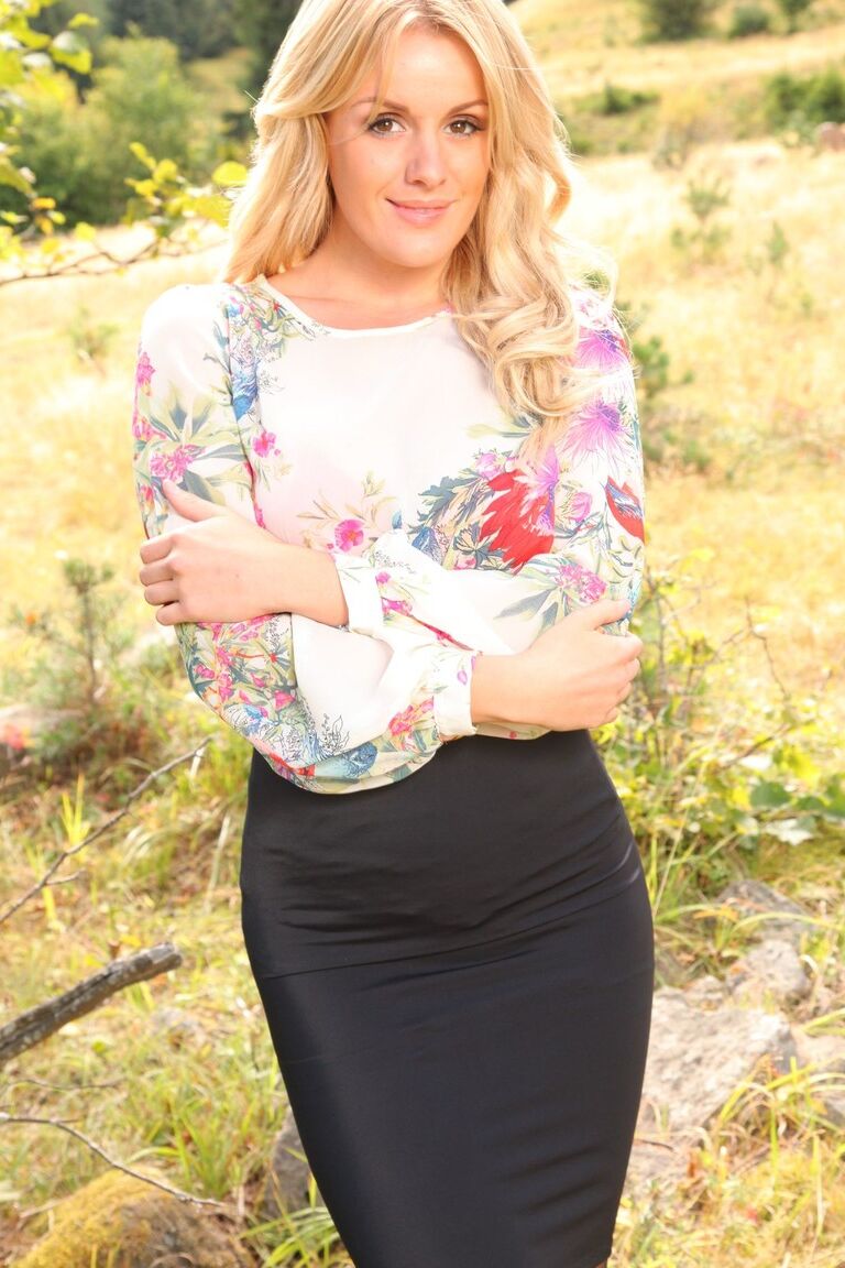 21P La rubia tatuada Amy Green posando en la naturaleza con su provocativa lencería